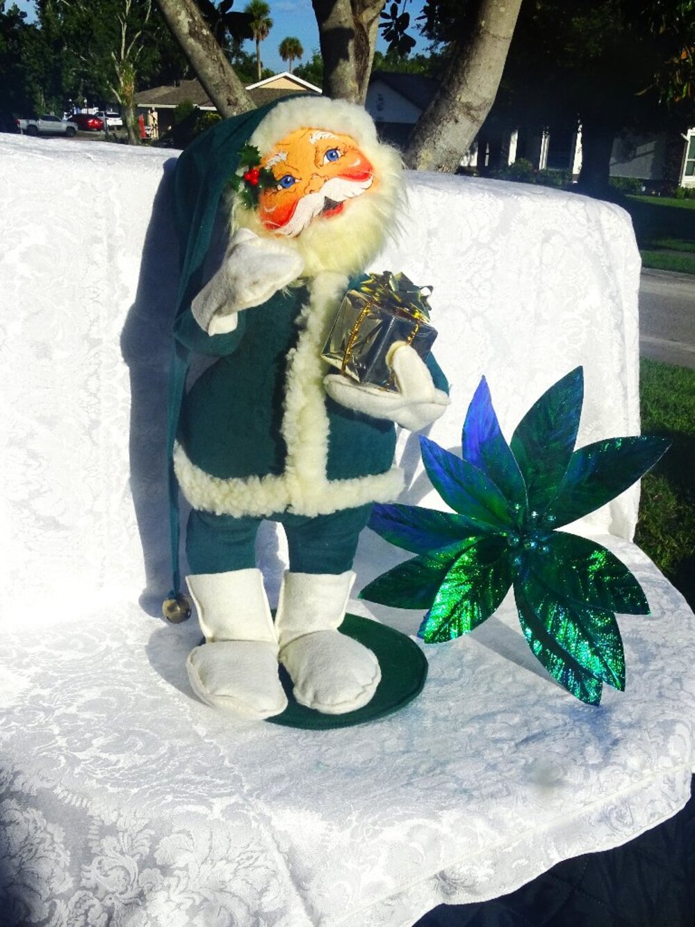 Annalee Santa Claus - Green Outfit with Gold Wrapped Gift